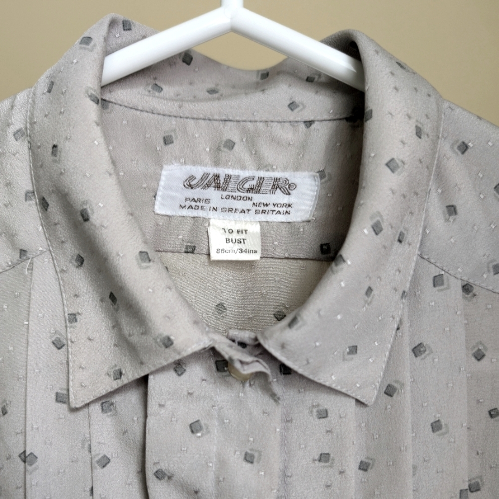 Vintage Jaegar grey blouse Size approx . 6-8. No visible flaws or wear.